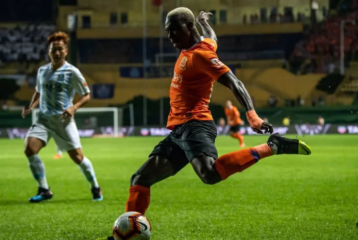 红牛车队鏖战阿斯顿马丁，佩雷兹状态火热