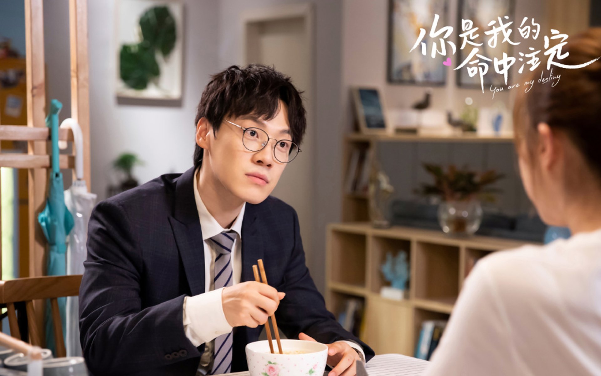 非常有戏剧性,充满了意想不到的碰撞和传奇色彩。我们先来构思一个能抓住眼球、概括核心内容的标题